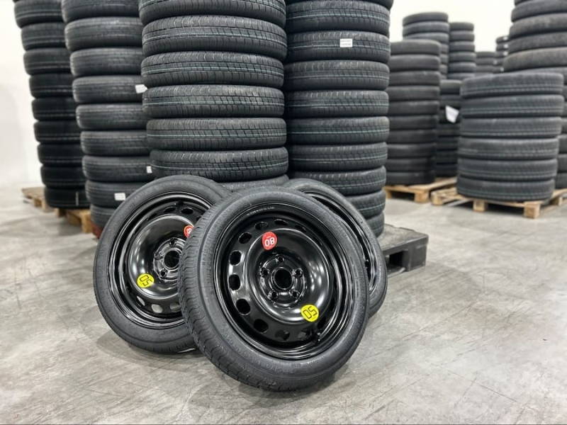 Utilice una rueda de repuesto de tipo 5x112 R16 para viajar de forma segura